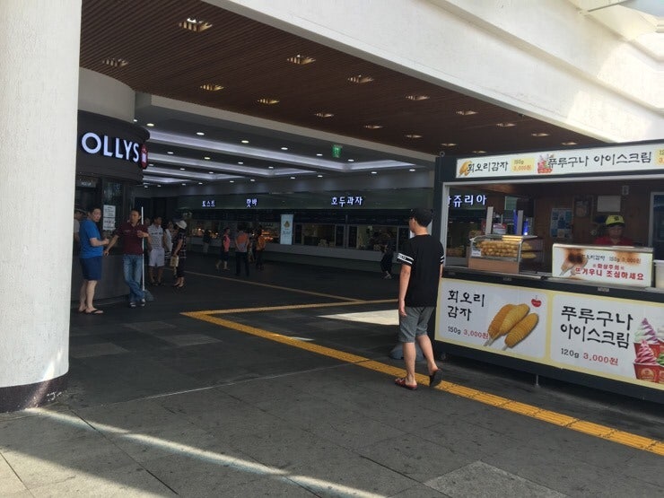 Food stalls at Haengdamdo Rest Stop