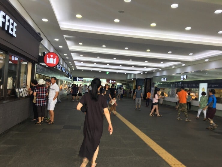 Snack shops at Haengdamdo Rest Stop
