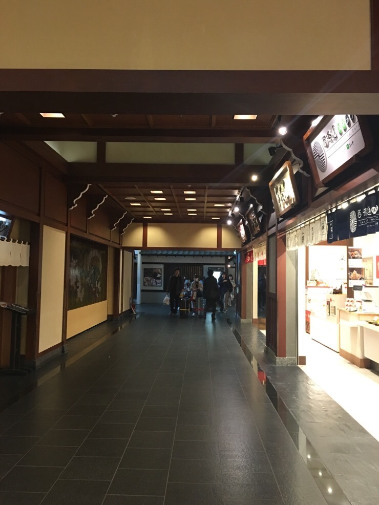Nagoya tenmusu: Japanese-castle-style interior