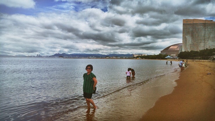 Dipping feet at Momochi