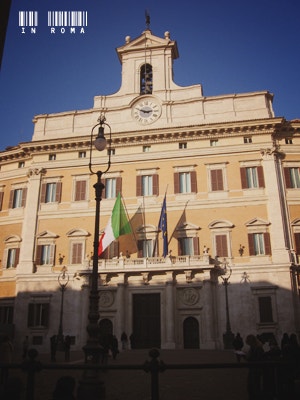 Piazza Colonna seen from Via del Corso