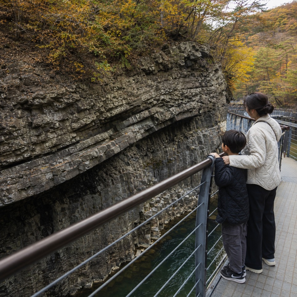 Kids walking the Hantangang cliff walkway